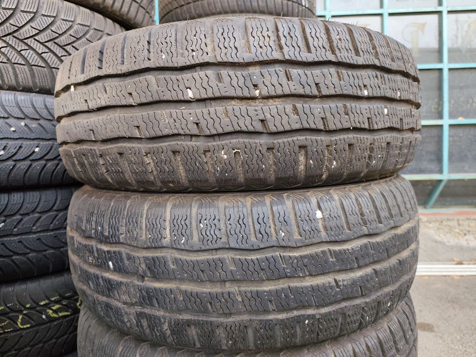 Продавам 4 зимни гуми 215/65/16 С бус