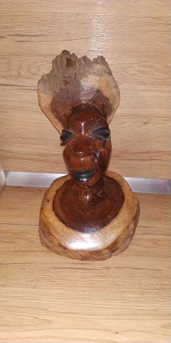 Африканска скулптура на женска глава от абаносово дърво