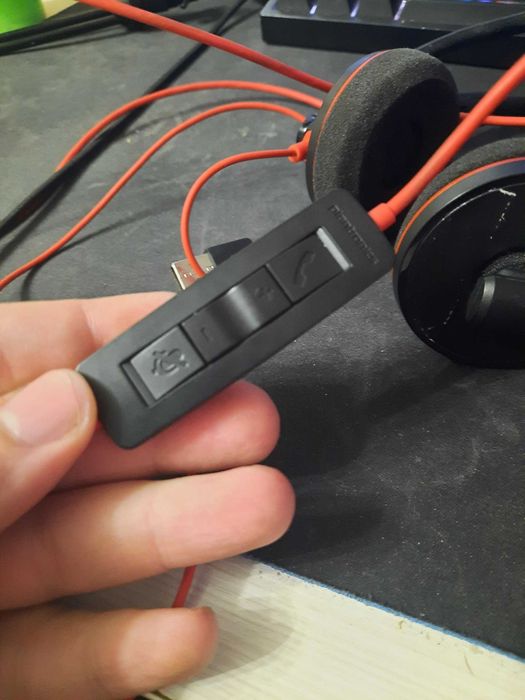 Наушники Plantronics.