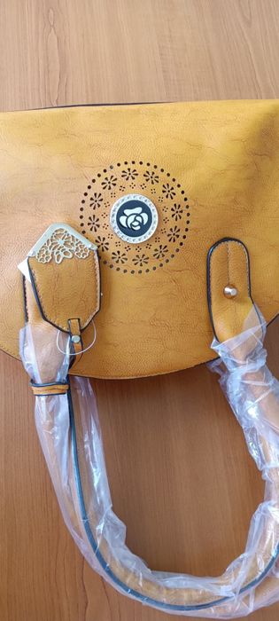 Тъмно синя дамска чанта кожа с две основни дръжки (допълнителна дълга дръжка с регулация) и цип в горната част. С три вътрешни отделения, едното от ко