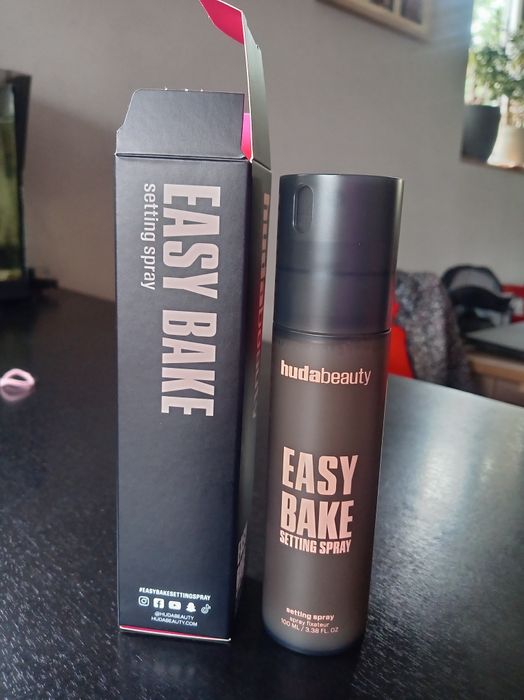 Huda easy bake, фиксиращ спрей за грим