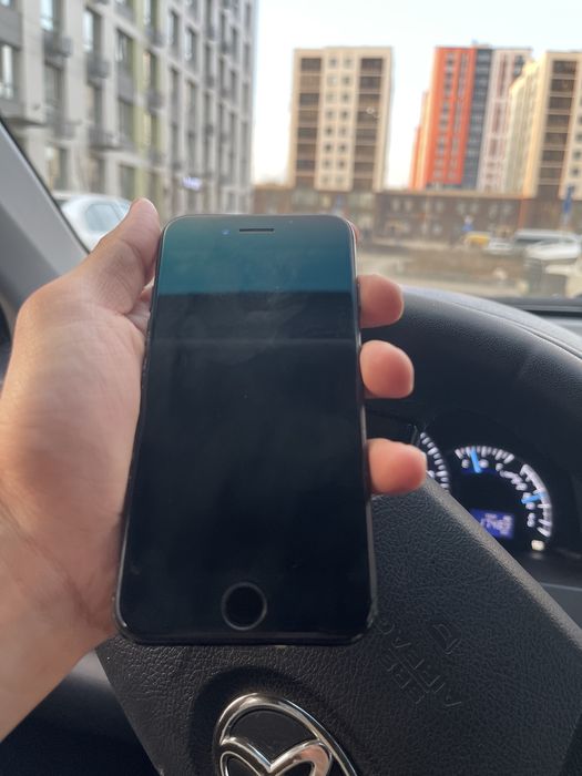 Продам iPhone 7