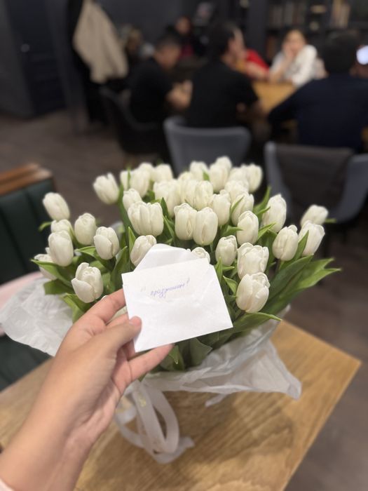 20.000  тг 50.000 гүлі корзинада екінші  тоже романтик 10.000 береміз