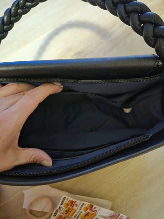 Дамска чанта с интересна  дръжка