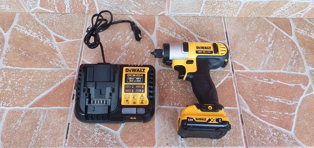 Masina  de înșurubat pe bateri dewalt. 12 V.