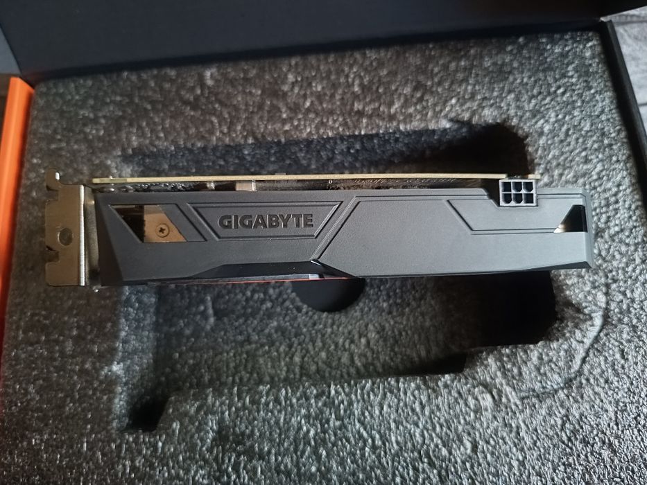 Видео карта RX 560 4 GB работи с 200-300W захранване