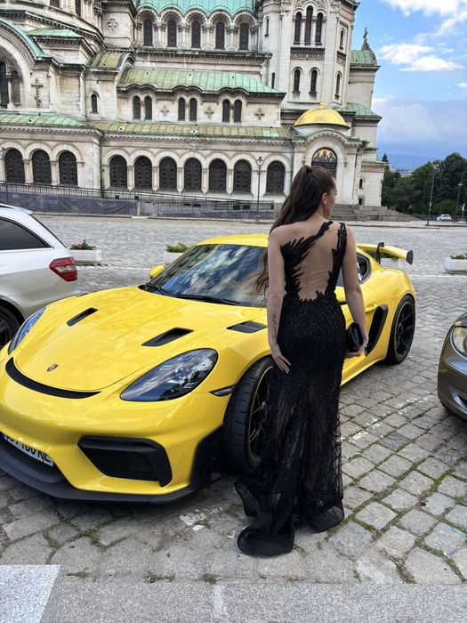 Бална рокля купувана от дизайнерско ателие