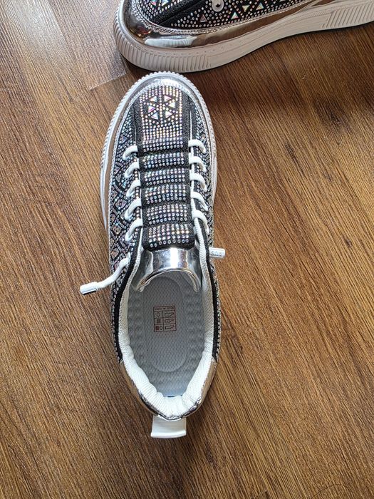 Чисто нови обувки