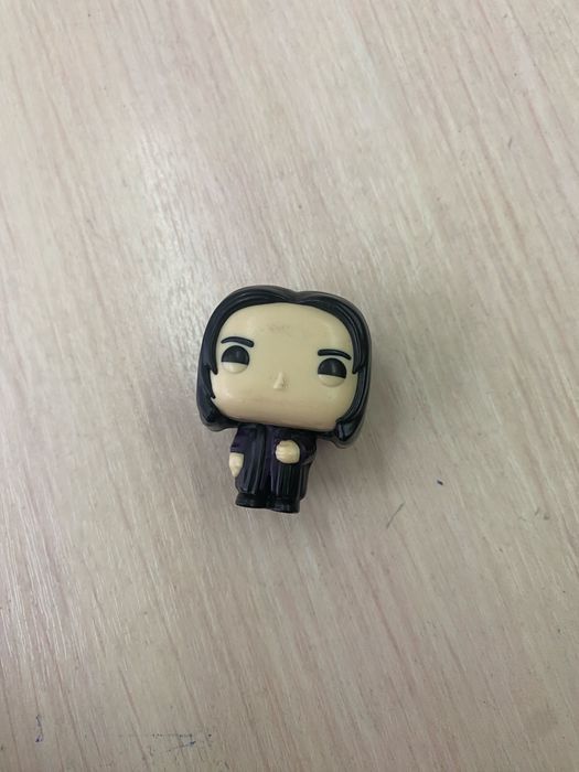 Это фигурка Funko POP! Северус Снегг из серии "Гарри Поттер".