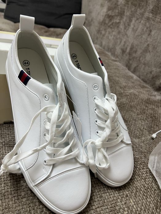 Продам новые кроссовки