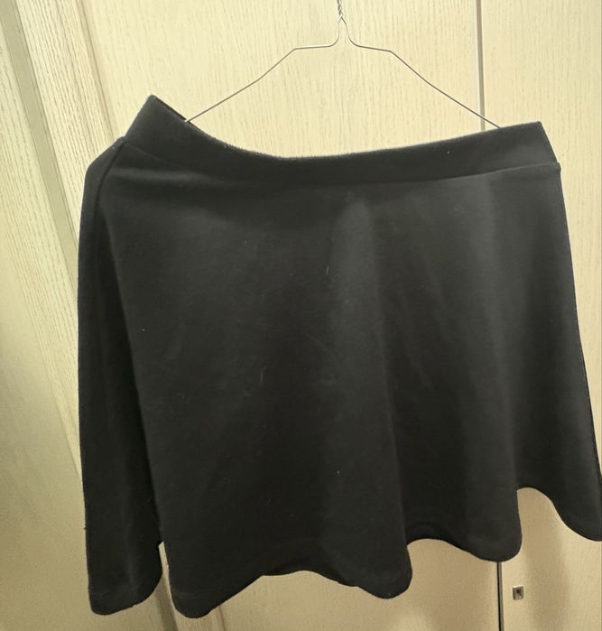 Se vand haine de calitate purtate maxim o data.