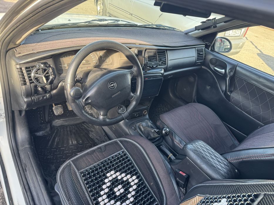 Opel vectra B sotiladi. Sosoyanee ortacha, signalizaciyasi bor.