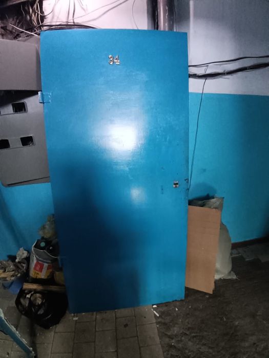 Железный дверь металлический