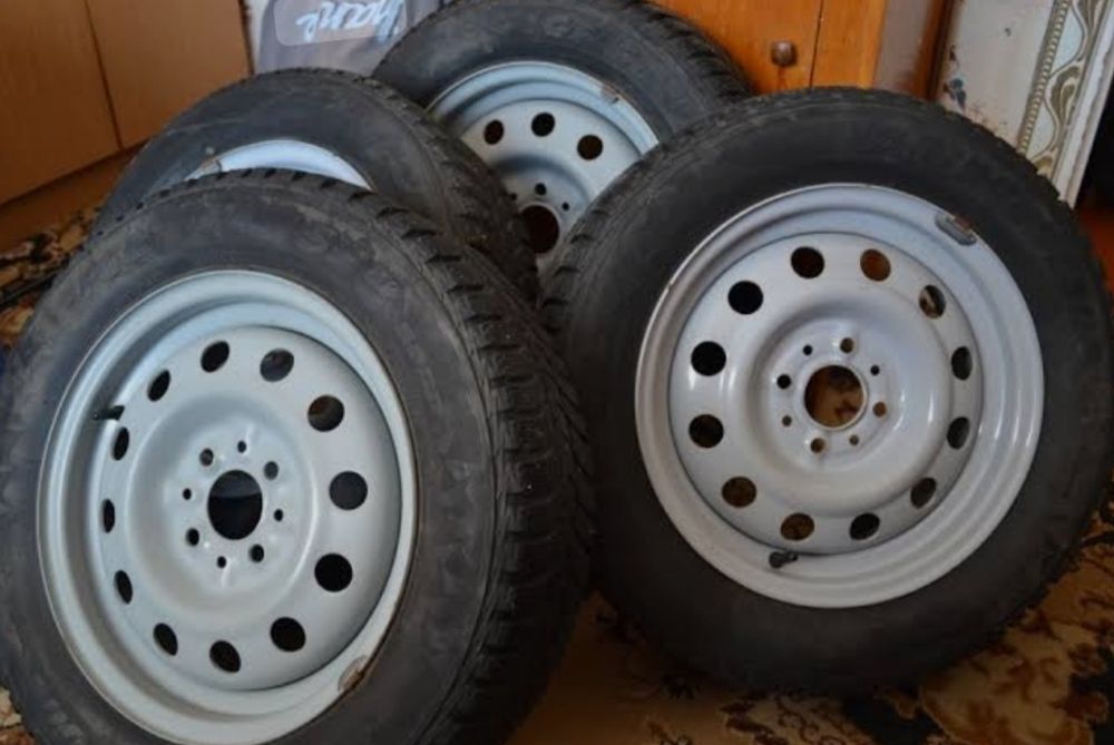 Продам летнюю резину с дисками на ваз 14