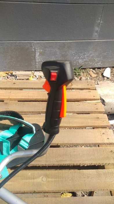 Триммер бензиновый почти новый.