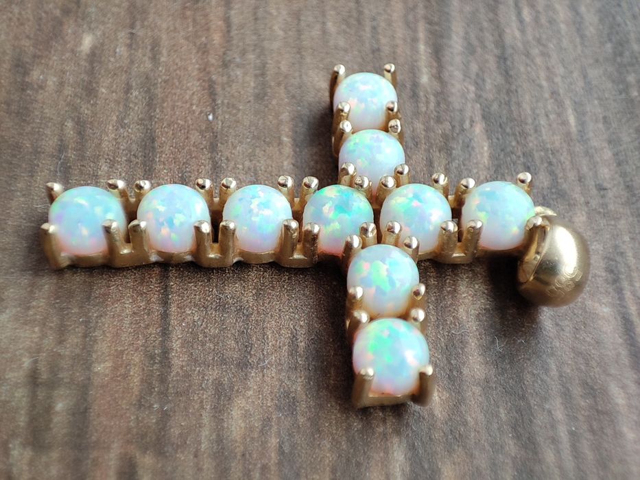 Cruciuliță aur 14 k  cu opal alb