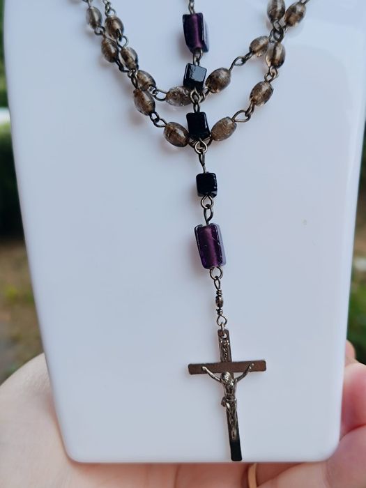 Vechi rozariu din sticla mov si maro, cu Sfanta Maria si Iisus Hristos