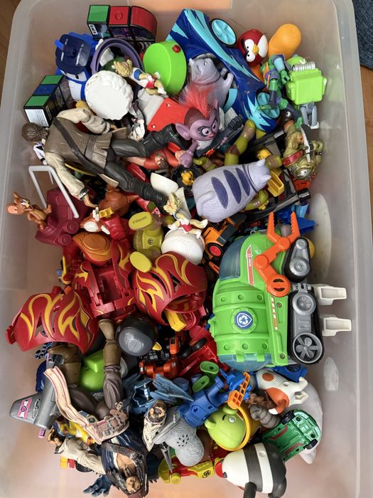 Две больших коробки игрушек