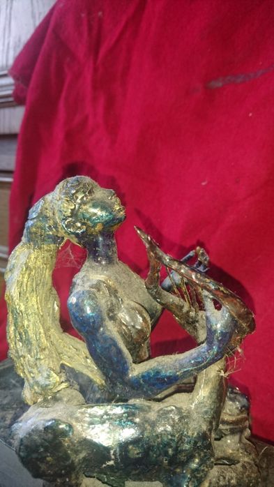 Скулптурна композиция от Социализма!