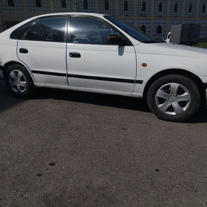 Тоёта карина е в