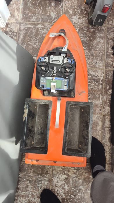 Vând două bărcuțe de plantat. Una cu sonar, cealalta fara sonar.