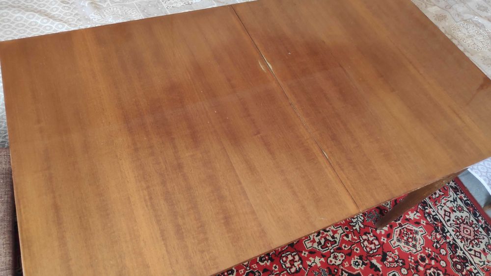 Стара полирана маса