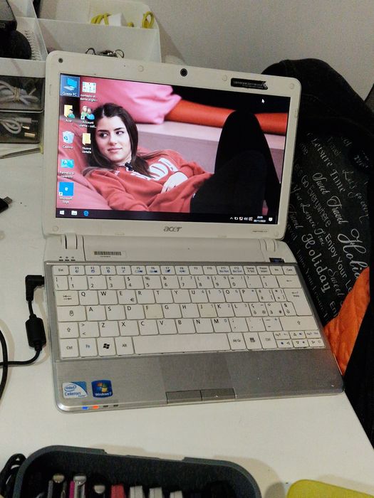 Laptop Acer Windows 10, funcționează doar la priza