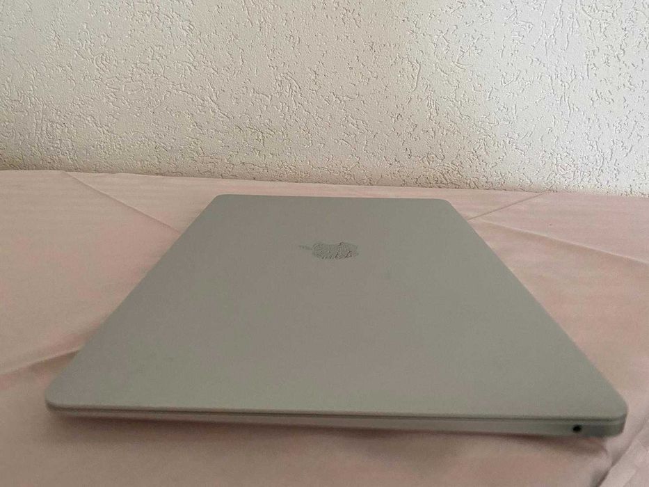 Apple MacBook Air 13,3 " M1  Model: A2337
