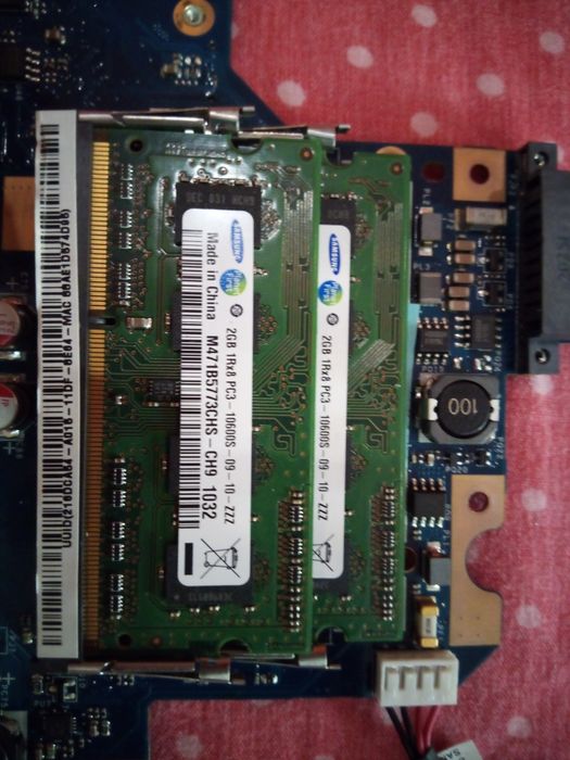 Продавам части за лаптоп Toshiba Satellite L675