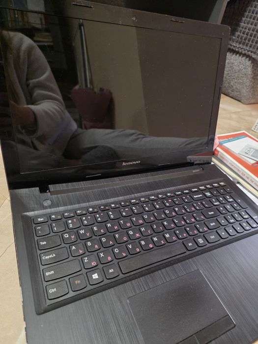 Лаптоп LENOVO 80Е-5  работещ само при влючен кабел в захранването