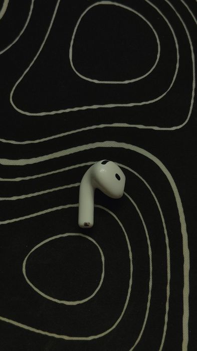 Продавам лява слушалка AirPods 4