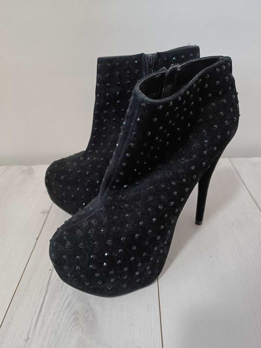 Затворени официални обувки на платформа на супер цена!