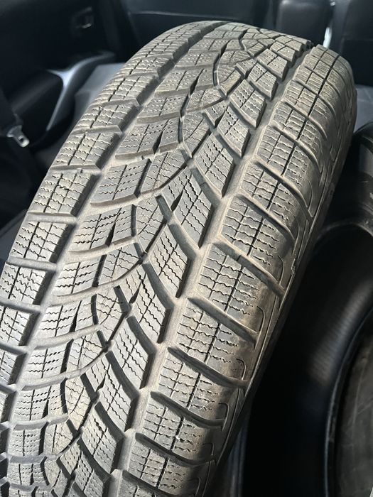 215 70 16 перфектни зимни гуми GOODYEAR