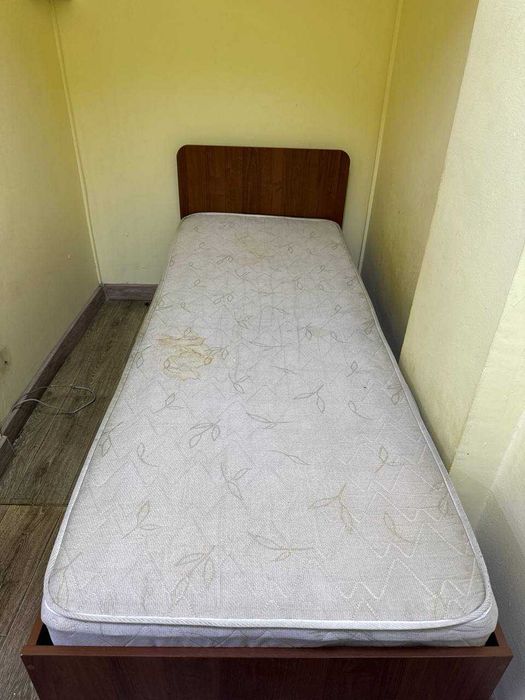 Кровать с матрасом