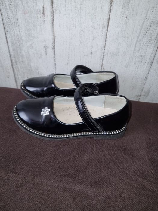 Продам черные туфли на девочку р.26-27