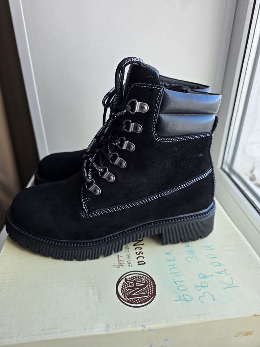 Ботинки 38 размер 3000 тенге.