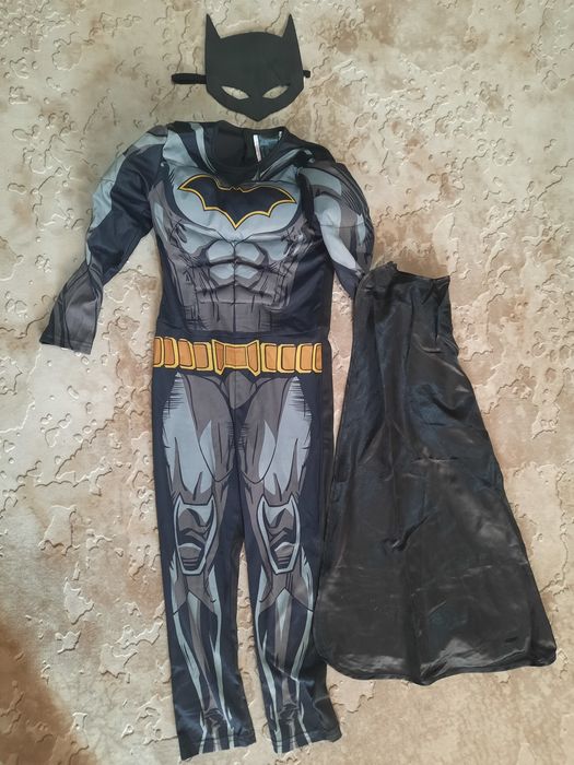 Vând costume de Halloween și Supereroi