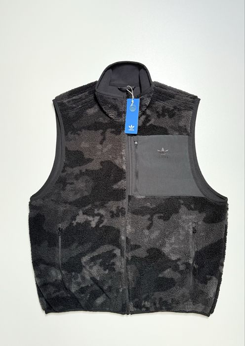 Vesta adidas reversibilă – 2 fețe, negru/camuflaj