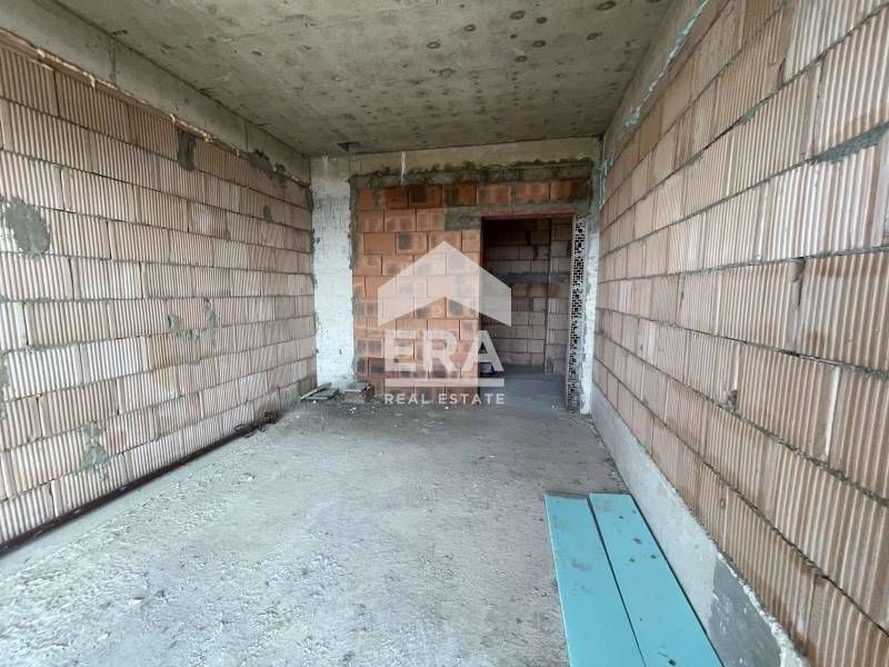 Eднофамилна новострояща се къща на три нива за продажба, с голям гараж