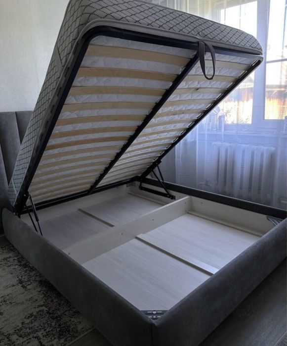 Кровать двуспальная с матрасом