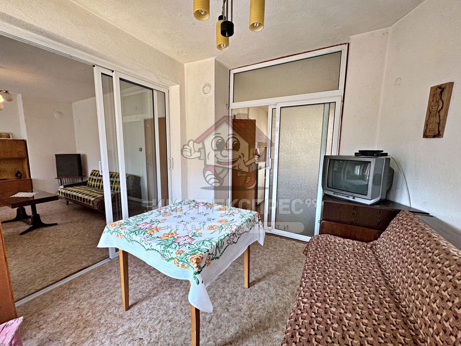 Етаж от къща, мансарден апартамент и гараж, Централна градска част