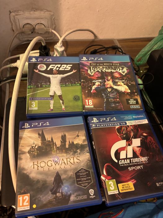 Playstation 4 със два джойстика и 9 бр. Игри
