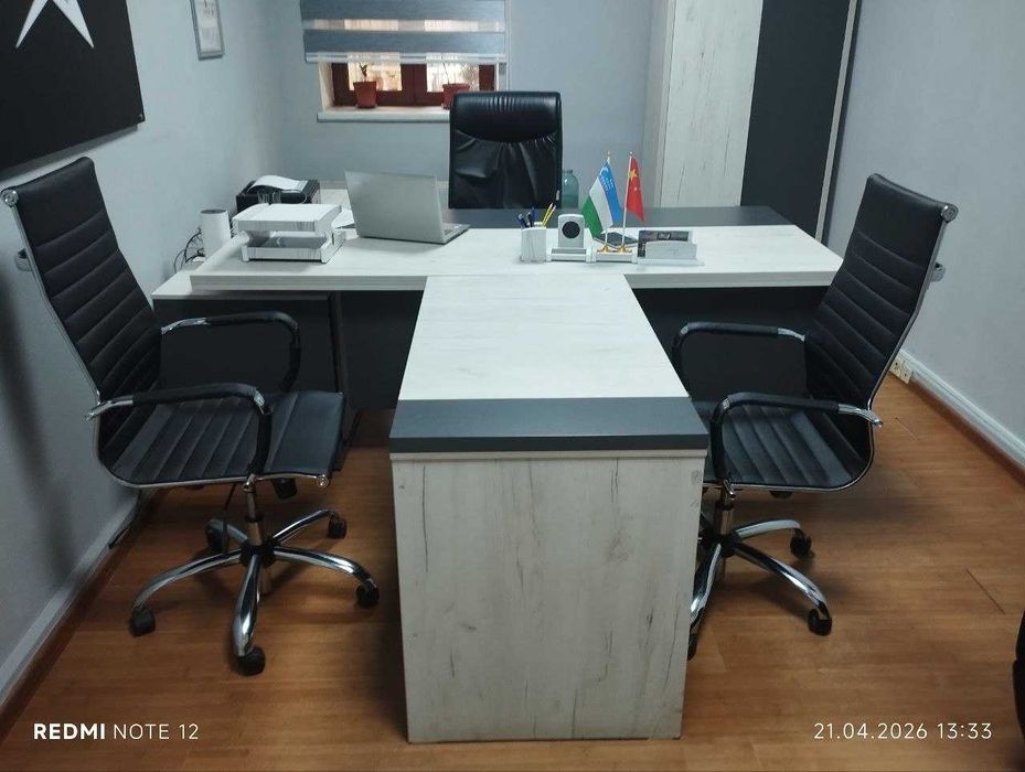 Продаётся современный офисный стол руководителя в комплекте.