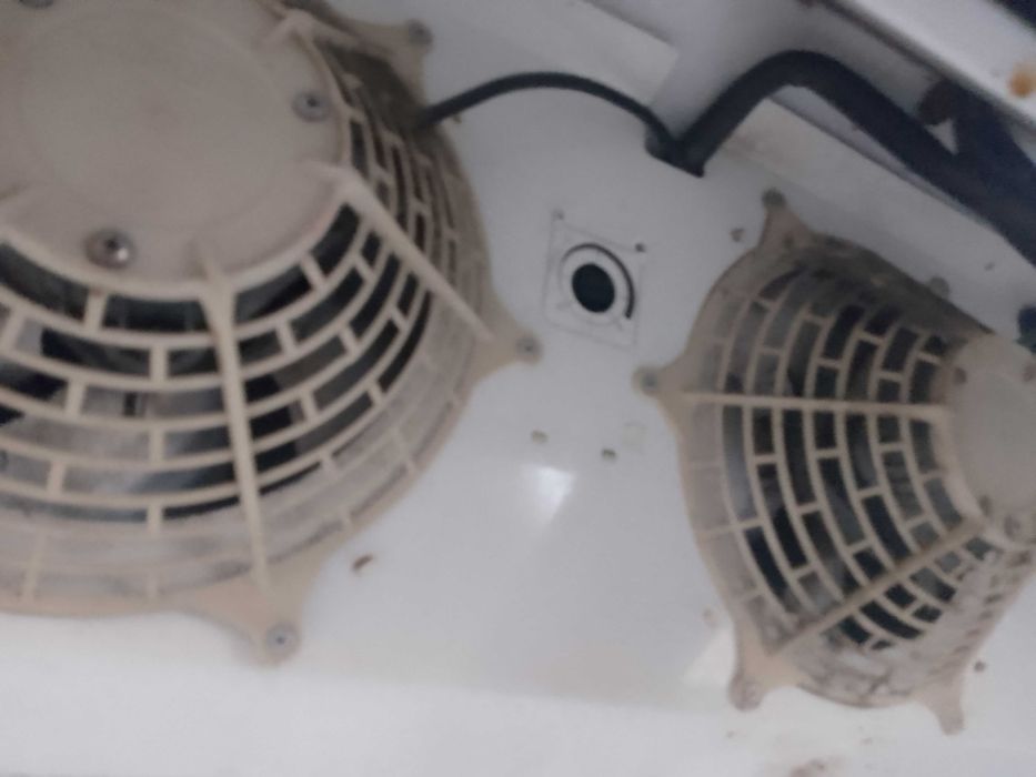 Vitrina frigorifica dubla și profesionala.