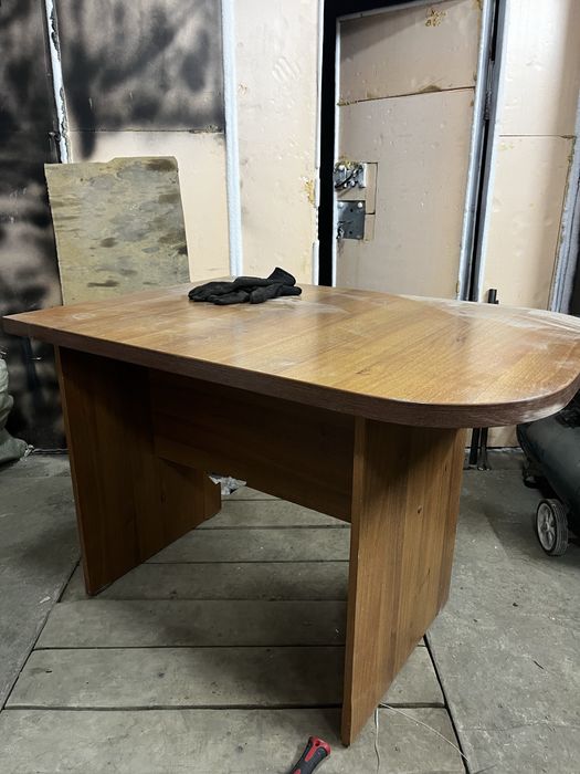 Продам стол добротный