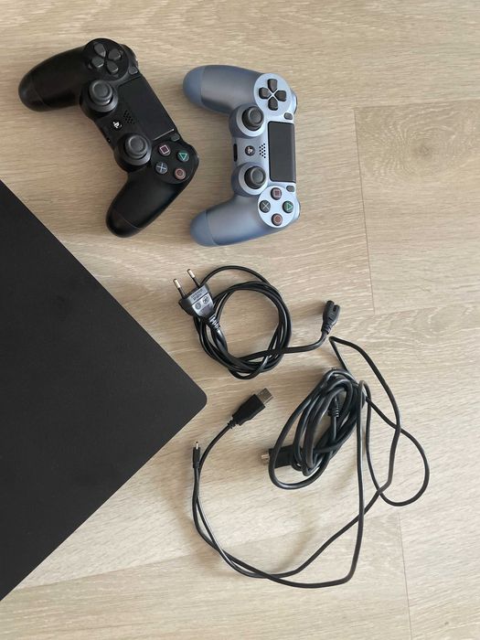PS4 Slim 1TB + 2 джойстика + игри - отлично състояние