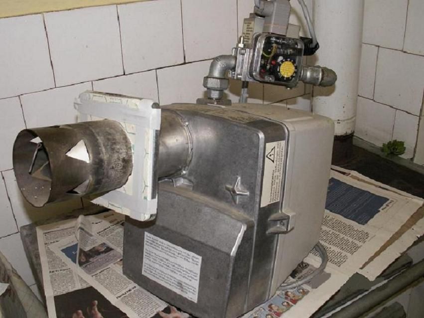 Injectoare pe gaz , filtru, lampa iluminat  si pompe sumersibile