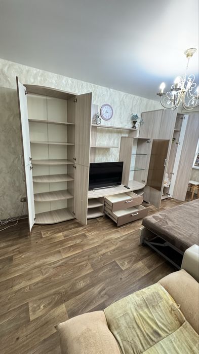 Продается  телевизор стенка для зала торг уместен