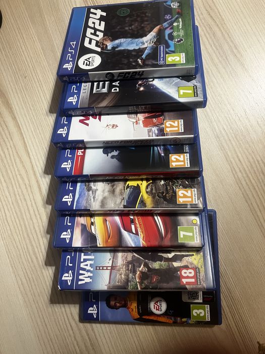 Consola PS4 cu 8 jocuri la pachet