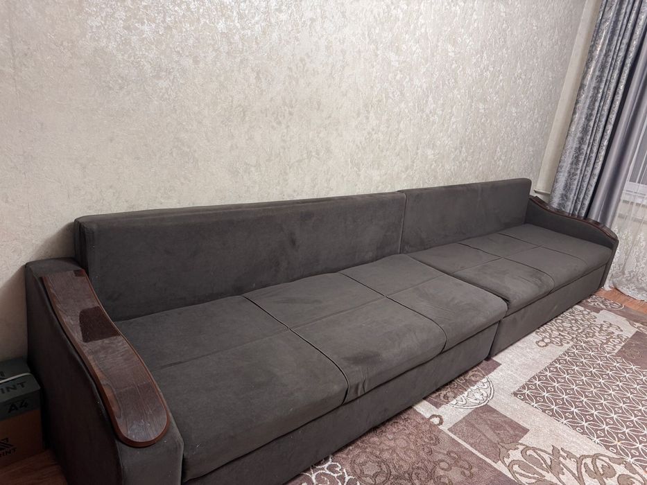 Диван 4 метра продается очень срочно в связи с переездом!есть 6 подуше